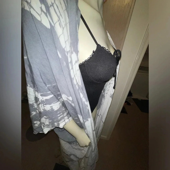 Tie Dye Open Front Kimono with Three-Quarter Sleeves
Grey/white size Medium - Picture 3 of 8